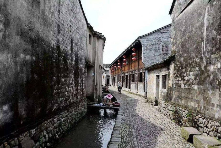 景区在百米悬崖上建“飞天厕所”，仿佛置身空中，该设计理念是什么？游戏画面